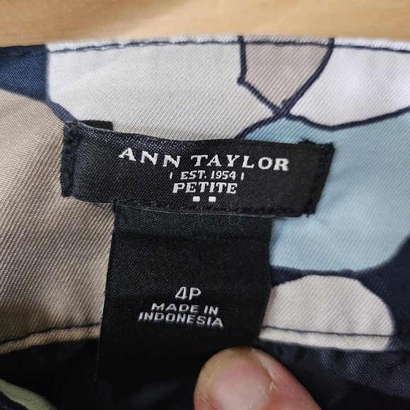 Ann Taylor Petite Pleated Knee Length Skirt 100% Polyester Leaf Pattern Size 4P - Picture 4 of 5